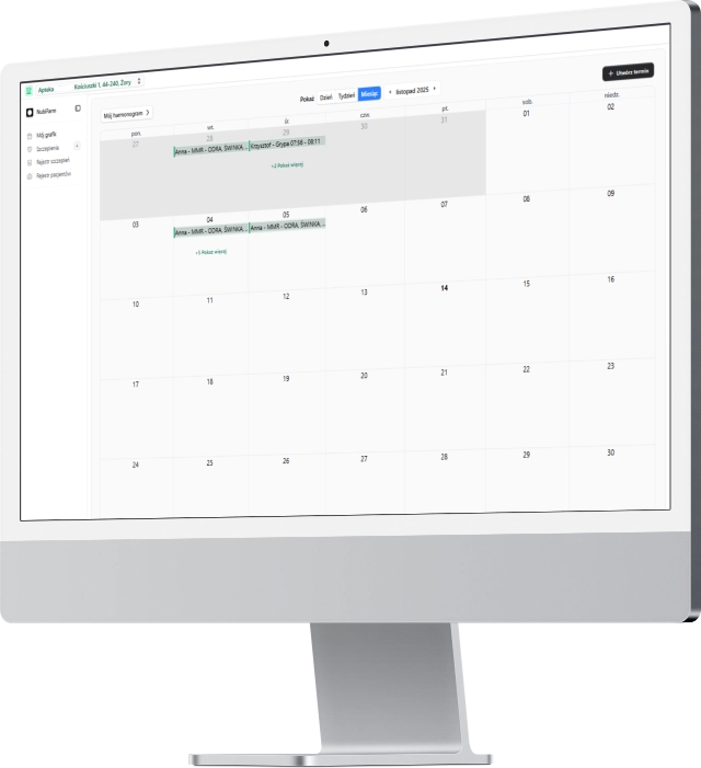 Monitor komputera stacjonarnego wyświetla interfejs systemu aptecznego z harmonogramem pracy i wizyt na listopad 2025 roku. W widoku kalendarza widoczne są zaplanowane terminy szczepień dla pacjentów, opisane rodzajem zabiegu, takim jak grypa czy MMR.