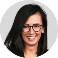 Portret Magdaleny Niedbały, kluczowej osoby w zespole easyPharm projektującym rozwiązania technologiczne dla sektora farmaceutycznego.