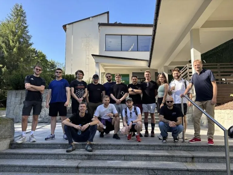 Zdjęcie grupowe zespołu Nubisoft na wyjeździe integracyjnym, promujące kulturę pracy i zgranie zespołu IT.